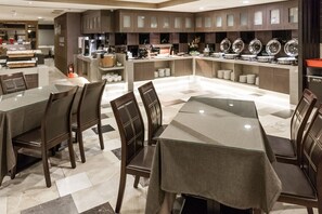 Desayuno buffet diario (TWD 250 por persona)