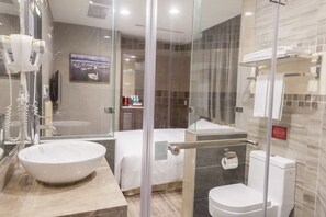 Shower, free toiletries, hair dryer, slippers - Maple Hotel (Tainan)