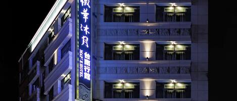 Mặt tiền nơi lưu trú - ban đêm