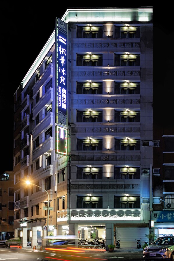 Front of property - evening/night - Maple Hotel (Tainan)