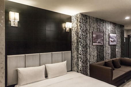 华丽四人房 | 高档床上用品、迷你吧、办公桌、熨斗/熨板. 枫华沐月台南行馆