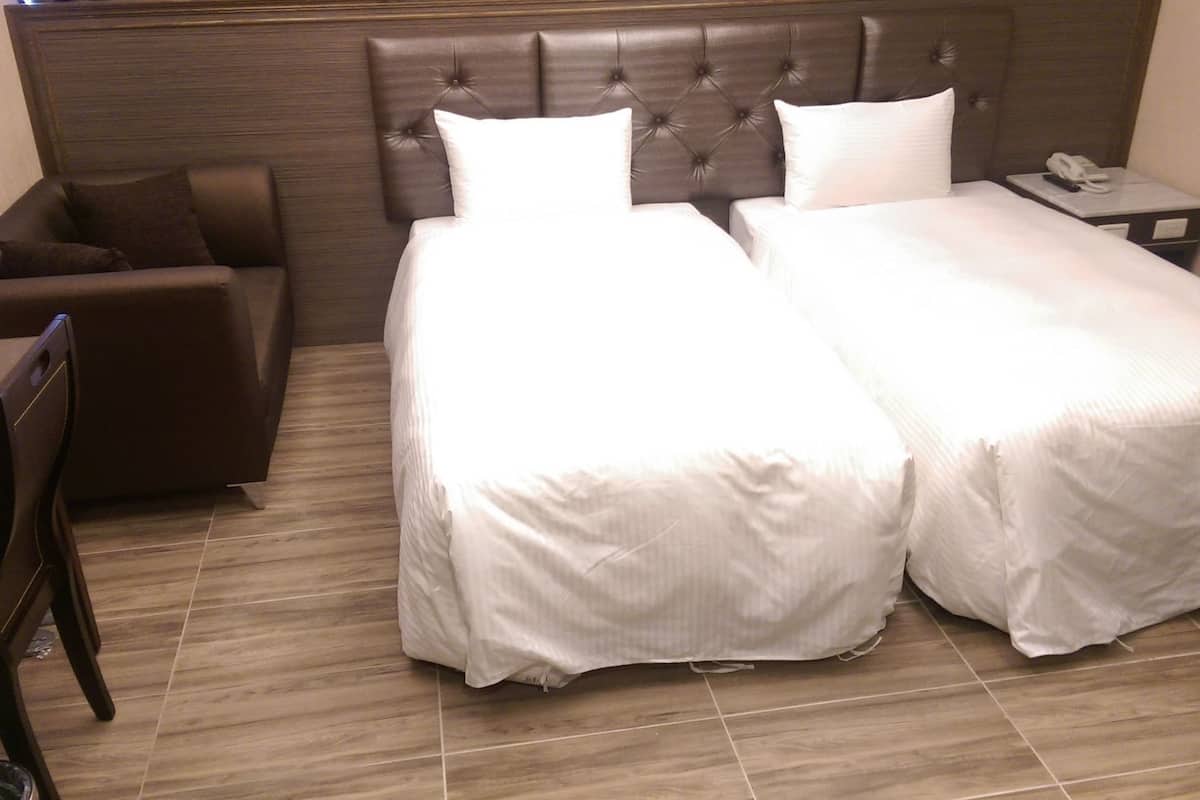 Premium bedding, minibar, desk, iron/ironing board
