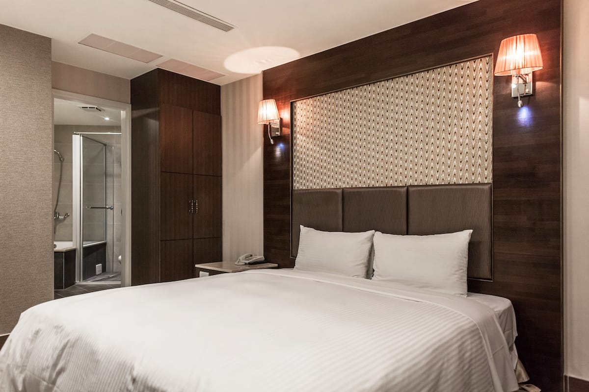 Premium bedding, minibar, desk, iron/ironing board (on request)