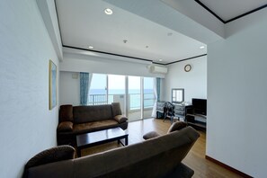 Apartment, 2 Bedrooms, Ocean View | Living area