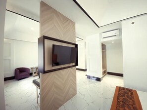 Desk, blackout drapes, free WiFi, bed sheets - De Ningrat Topas Galeria (Bandung)