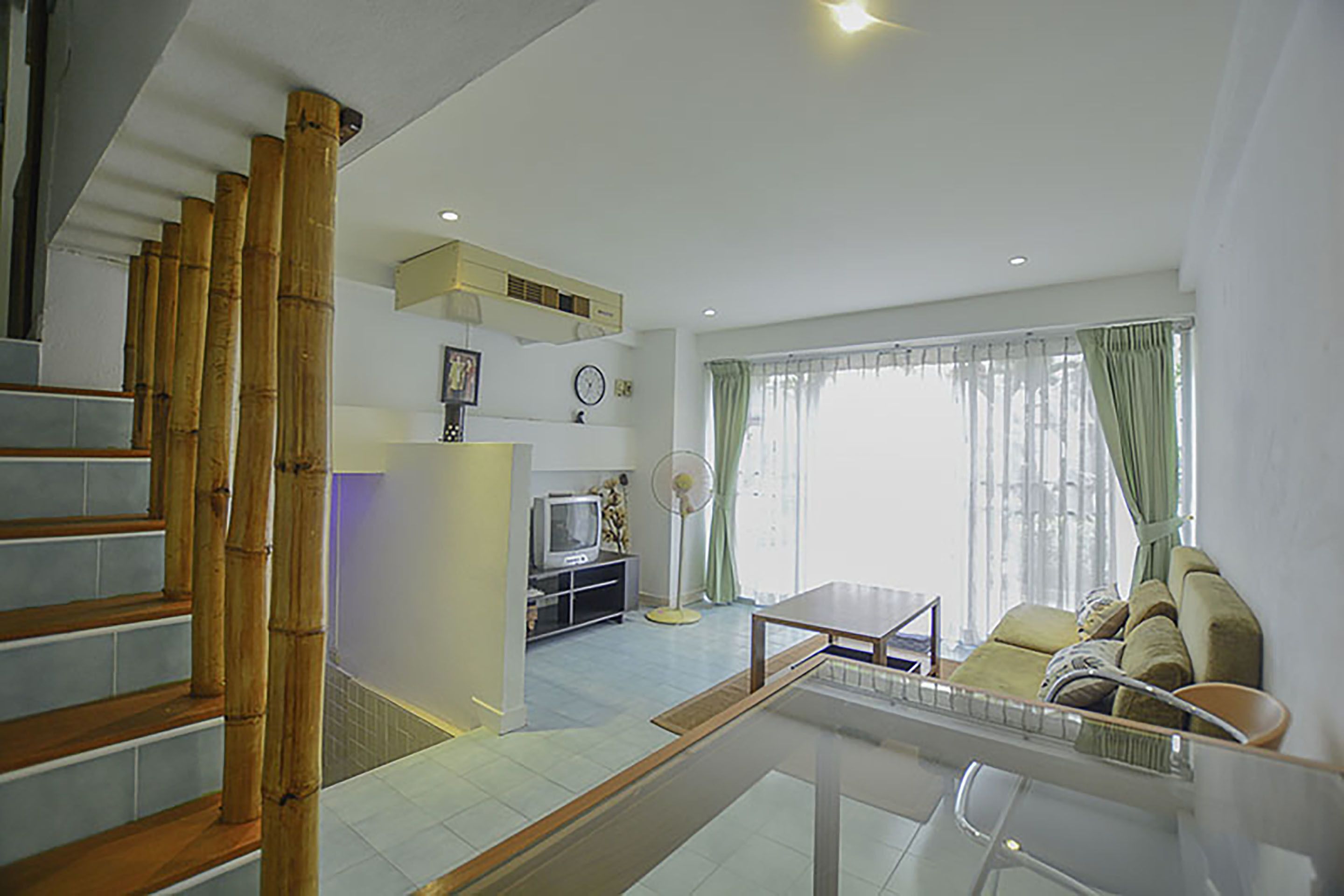 1 Bedroom Apartment, Pool Access | บริเวณนั่งเล่น | ทีวี 32 นิ้ว พร้อมช่องเคเบิล