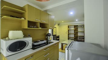 1 Bedroom Apartment, Pool Access | Bếp nhỏ riêng | Tủ lạnh, lò vi sóng, ấm điện