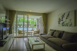 1 Bedroom Apartment, Pool Access | Nappalirész | LCD-tévé