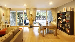 3 Bedrooms Apartment, Pool Access | Makan di kamar