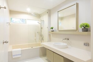 3 Bedrooms Apartment, Pool Access | Badezimmer | Regendusche, Handtücher
