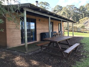 3 Bedroom Cottage - Boronia  | BBQ/picnic area - Pump Hill Farm Cottages (Pemberton)