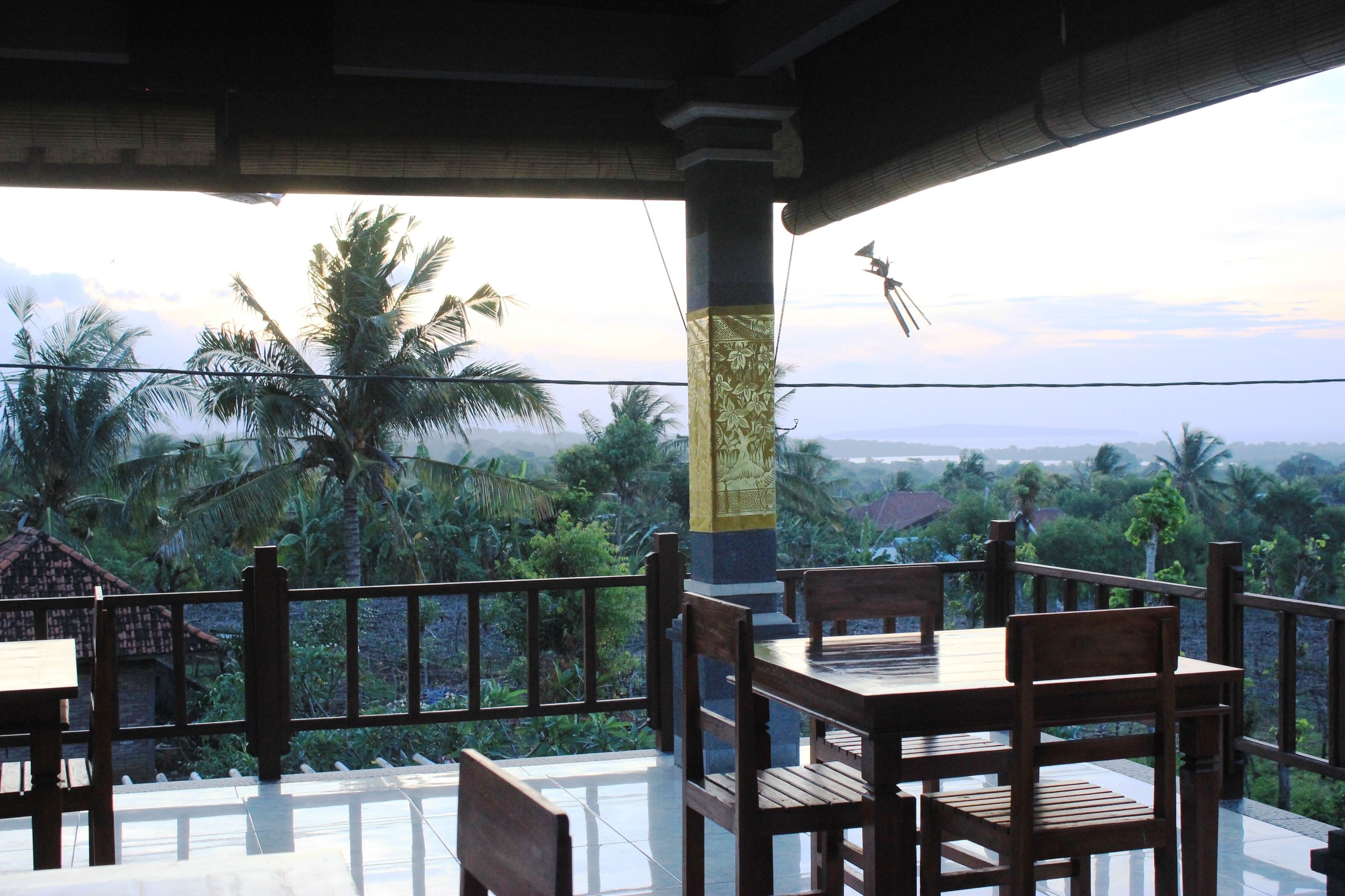 Se sirven desayunos, almuerzos y cenas; cocina indonesia