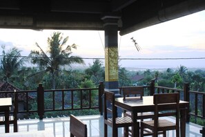 Se sirven desayunos, almuerzos y cenas; cocina indonesia