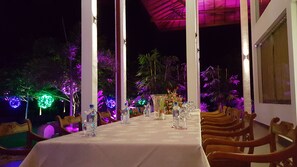 Family dining - Ruins Chaaya Hotel (Polonnaruwa)