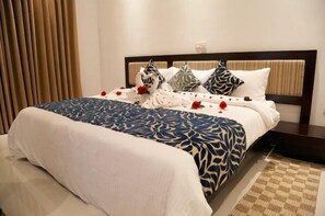 Deluxe Twin Room, 1 Bedroom, Garden View | Minibar, in-room safe, desk, rollaway beds