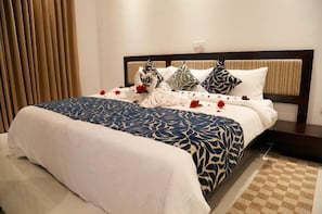 Deluxe Twin Room, 1 Bedroom, Garden View | 1 bedroom, minibar, in-room safe, desk