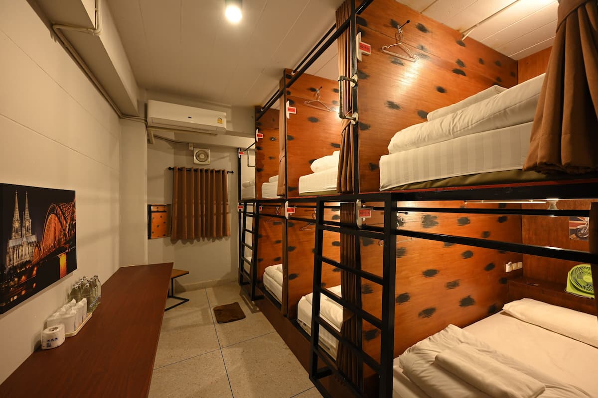 Dormitory Room, For Mixed 8 Bunk Beds with Shared Bathroom | Individually furnished, desk, free WiFi, bed sheets