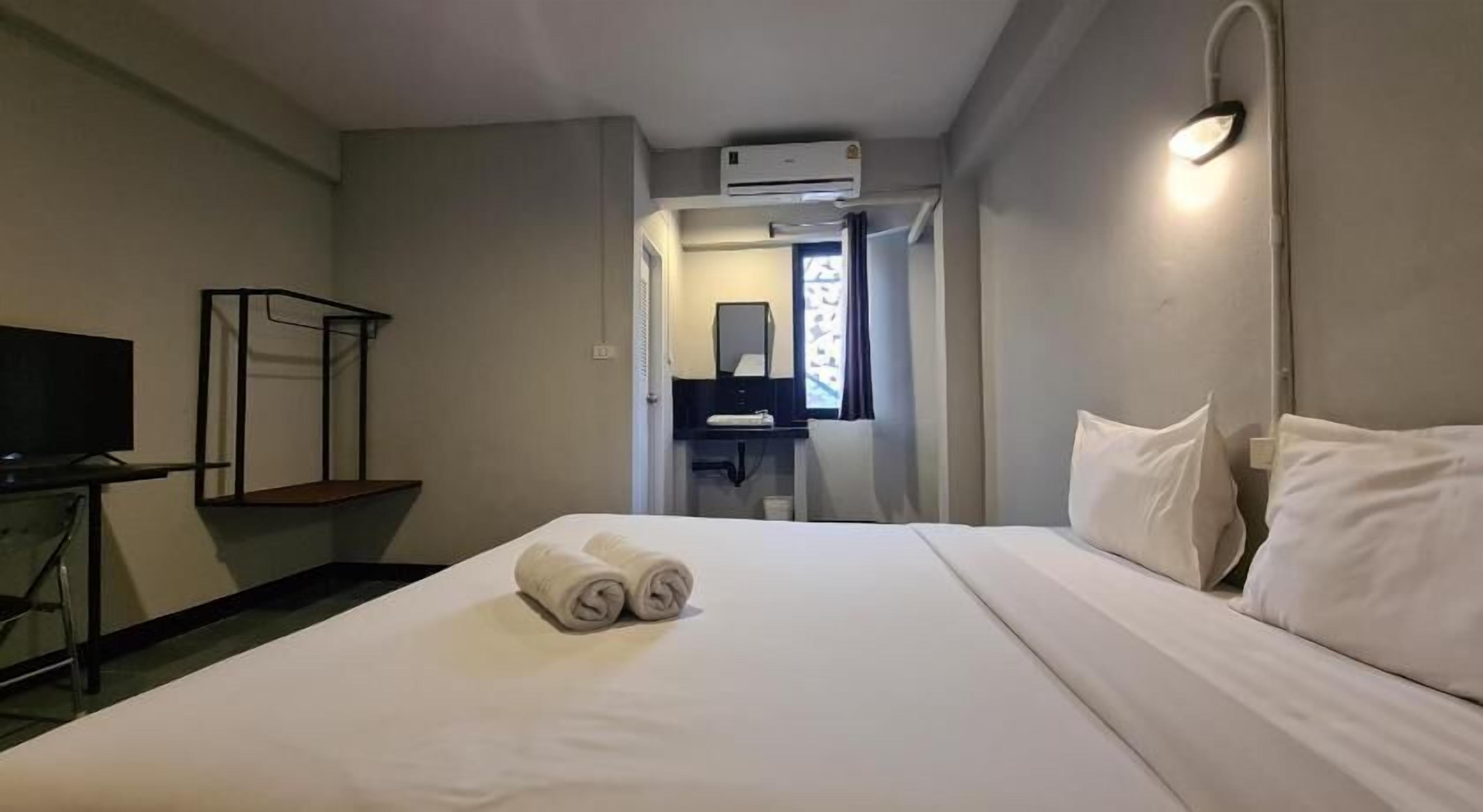 Premium bedding, individually furnished, desk, free WiFi