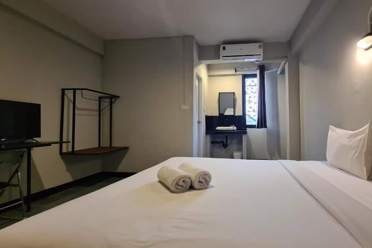 Premium bedding, individually furnished, desk, free WiFi