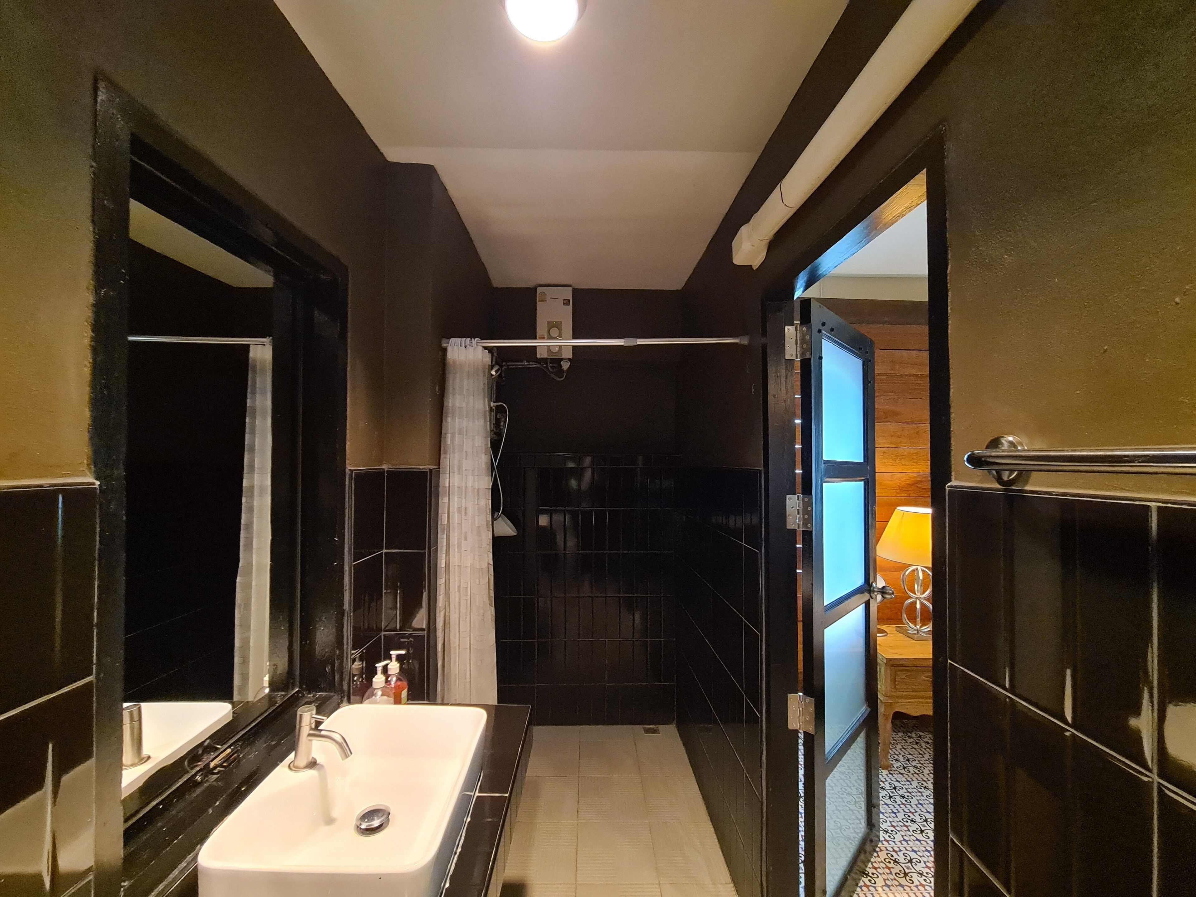 Ein modernes Badezimmer mit einer großen weißen Badewanne, einem Spiegel und einer Duschkabine.