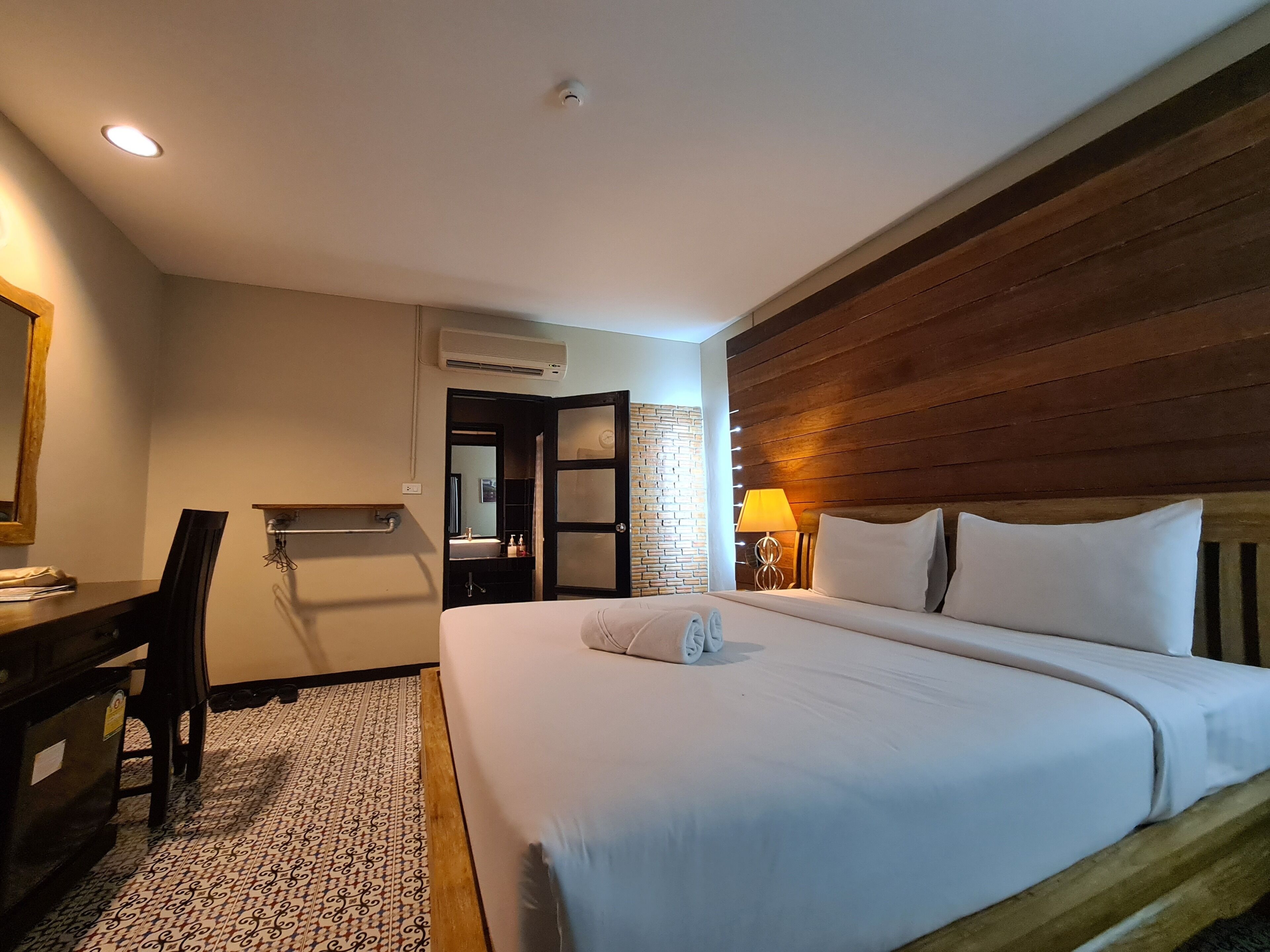 Superior Double Room with Private Bathroom | Muebles diferentes, escritorio, wifi gratis y ropa de cama 