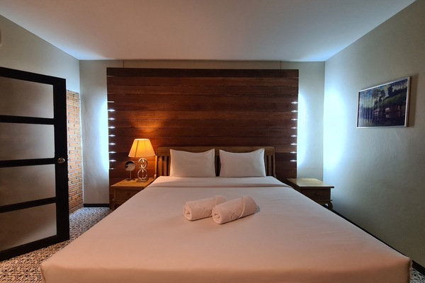 Individually furnished, desk, free WiFi, bed sheets