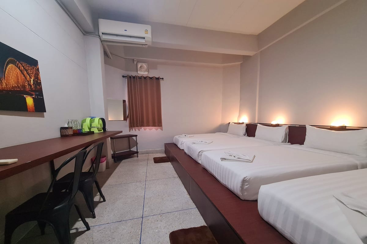 Yksilöllisesti kalustettu, työpöytä, ilmainen Wi-Fi, vuodevaatteet