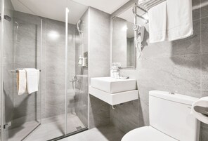 Zuhanyzó, ingyenes piperecikkek, hajszárító és papucsok