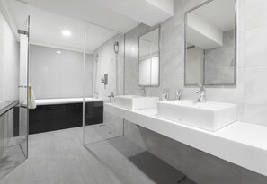 Family Room | Bathroom | Shower, free toiletries, hair dryer, slippers