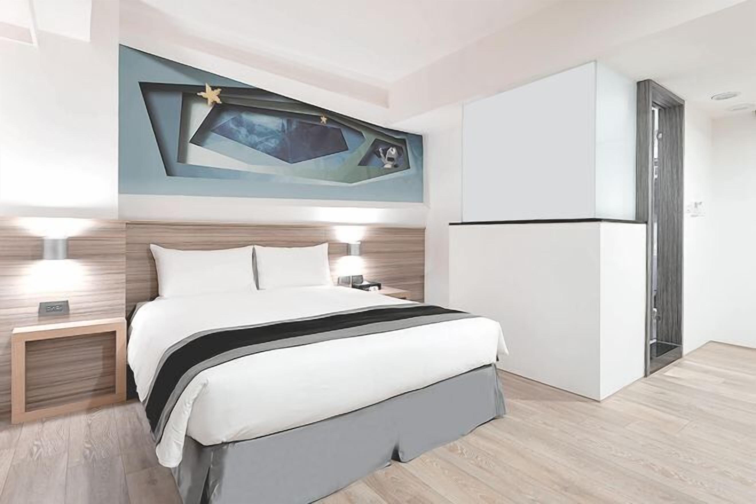 Donsdekens, een bureau, verduisterende gordijnen, gratis wifi