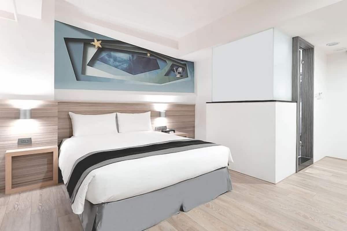 Down comforters, desk, blackout drapes, free WiFi