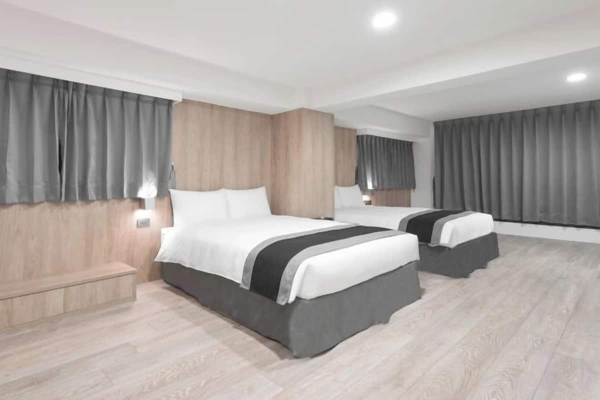 Cubrecamas, escritorio, cortinas blackout y wifi gratis 