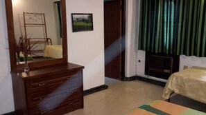 Quarto triplo luxo | Cofres nos quartos, escrivaninha, berços grátis, Wi-Fi de cortesia