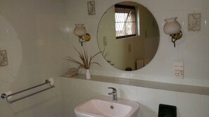 Deluxe Triple Room | Bathroom | Shower, free toiletries