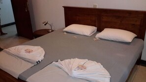 Quarto casal luxo | Cofres nos quartos, escrivaninha, berços grátis, Wi-Fi de cortesia
