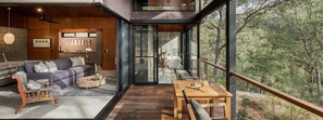 Suite de lujo, 1 cama de matrimonio grande, balcón, vistas a la montaña | Ropa de cama de alta calidad y minibar con artículos gratuitos