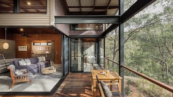 Escarpment Suite | Premium bedding, free minibar, individually decorated