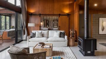 Luxury Suite, 1 King Bed, Balcony, Mountain View