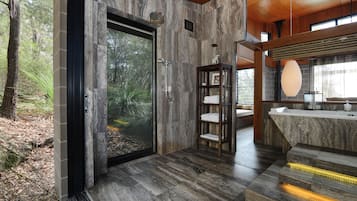 Luxury-Suite, 1 King-Bett, Badewanne, Bergblick | Badezimmer | Badewanne und Dusche (separat), Komfortbadewanne, Regendusche