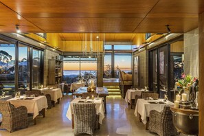 Petit déjeuner, déjeuner et dîner servis sur place, vue sur la piscine