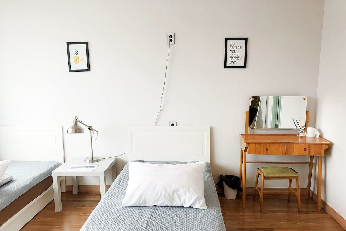 Premium Twin Room, 1 Bedroom, Private Bathroom, Beach View | 9 bilik tidur, peti besi dalam bilik, dihias secara berasingan