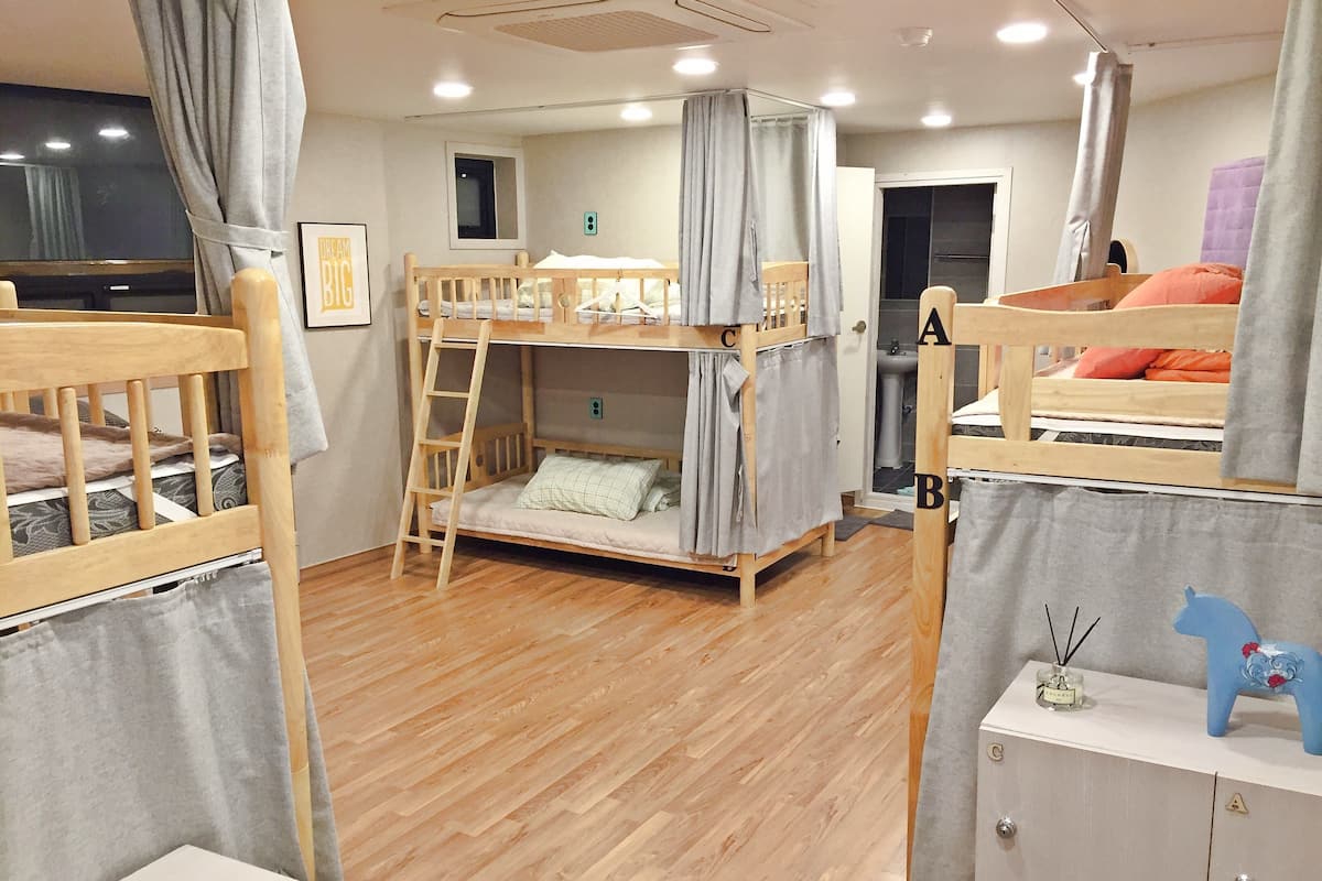 Standard Shared Dormitory, Men only, Non Smoking, Private Bathroom | 9 bilik tidur, peti besi dalam bilik, dihias secara berasingan
