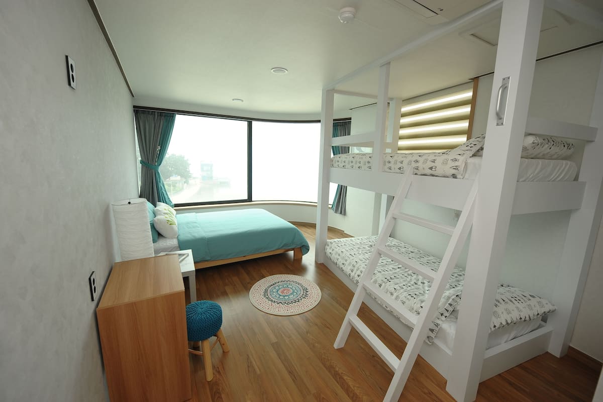 Family Quadruple Room, 1 Bedroom, Private Bathroom, Beach View | 9 bilik tidur, peti besi dalam bilik, dihias secara berasingan