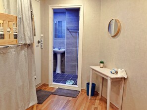 Dormitorio compartido estándar, solo para hombres, no fumadores, baño privado | Servicio de la habitación