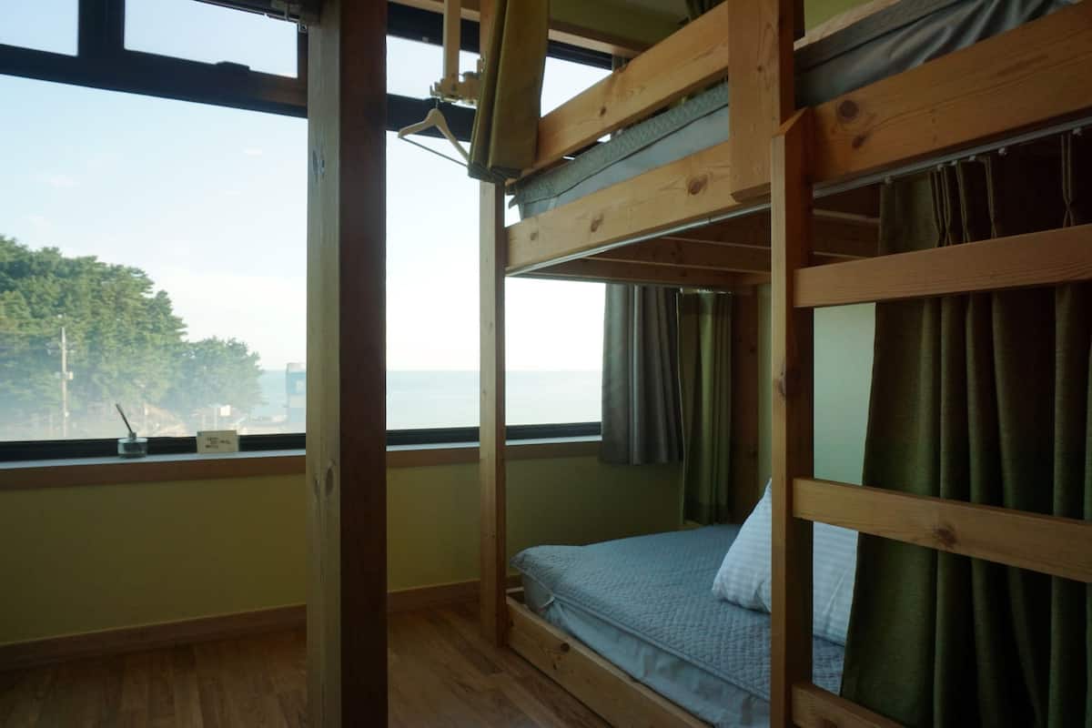 Panoramic Triple Room, 3 Katil Bujang (Single), Private Bathroom | 9 bilik tidur, peti besi dalam bilik, dihias secara berasingan