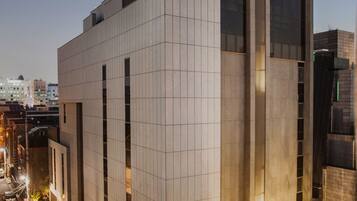 Fachada del alojamiento - Noche