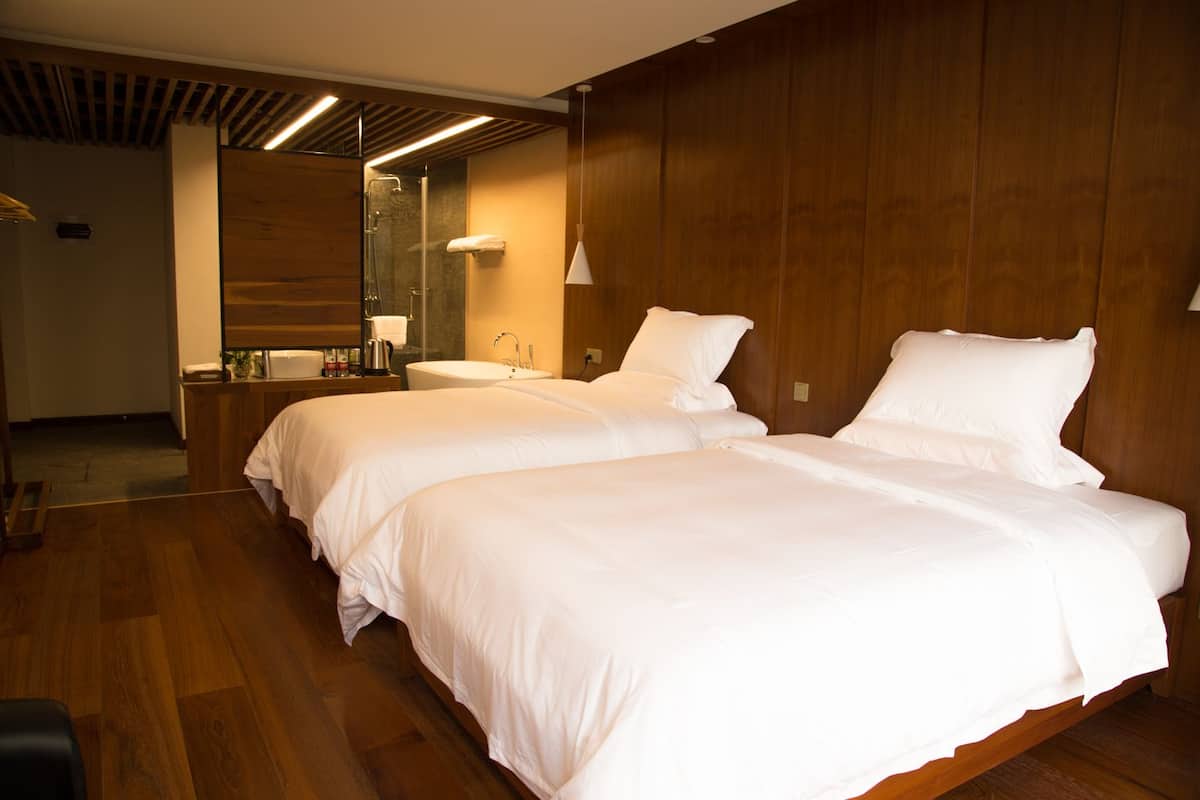 Bahamas | Premium bedding, down duvets, desk, blackout curtains