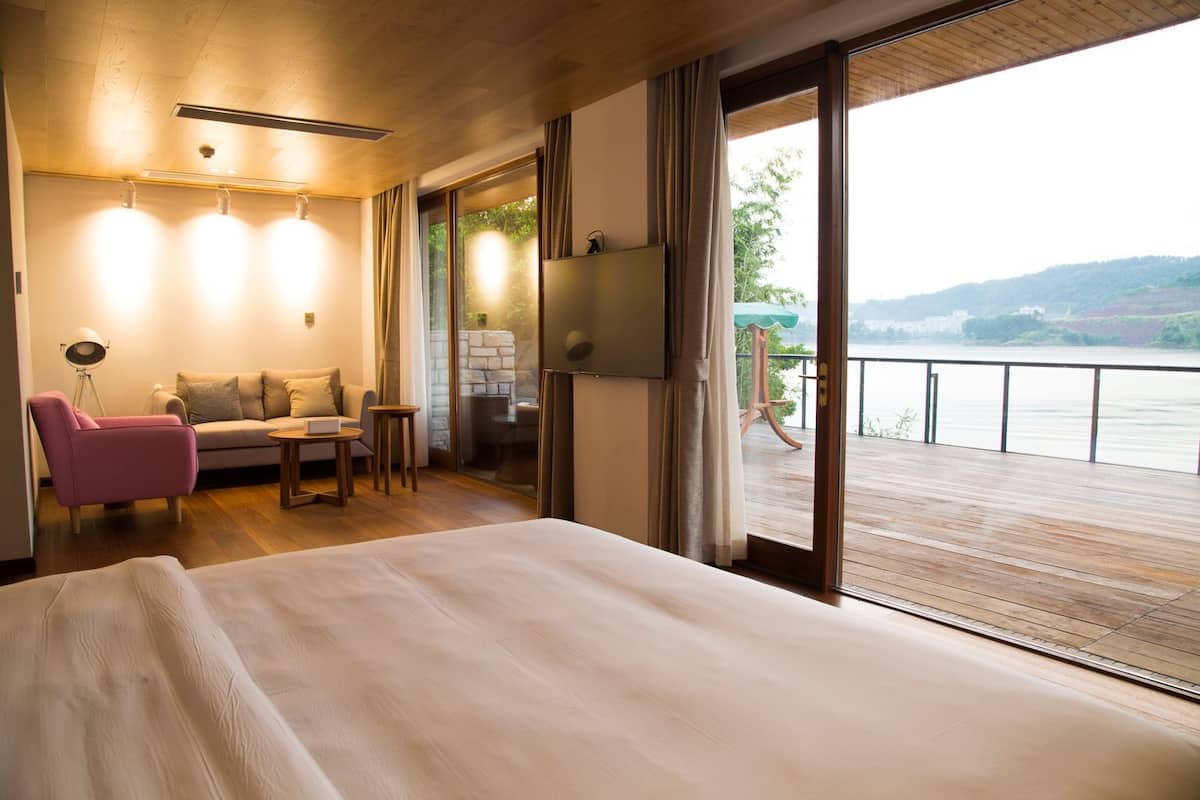 Bay of Bengal | Premium bedding, down duvets, desk, blackout curtains