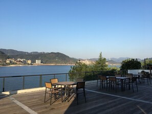 아침 식사, 점심 식사 및 저녁 식사 제공
