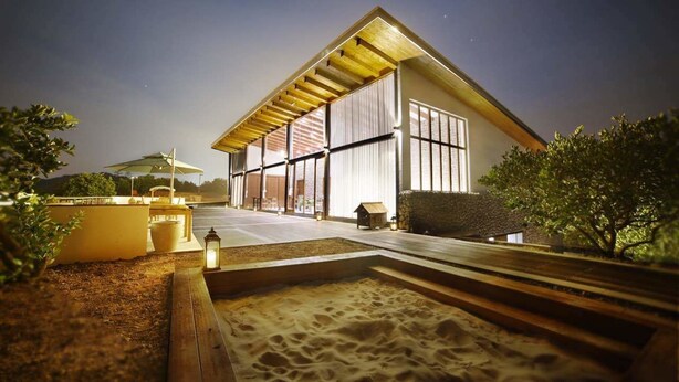 A modern building with a sloped roof and large windows. - Fishman homestay (Hangzhou)